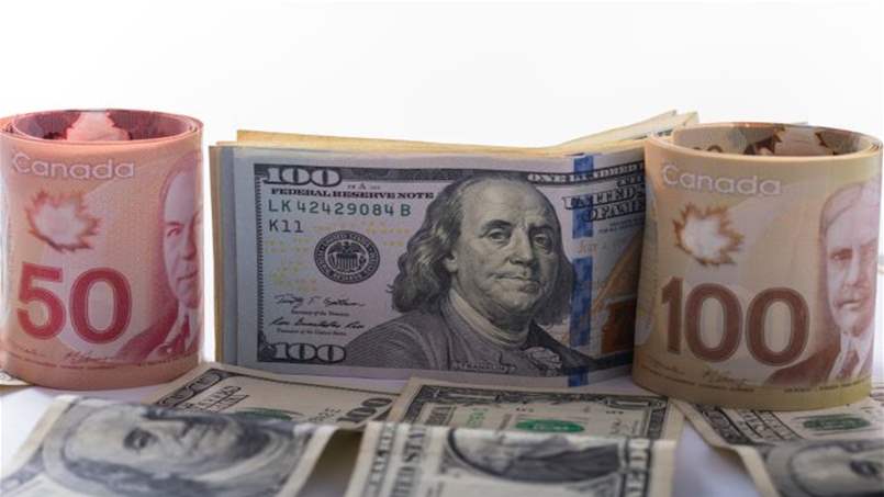 الدولار يلامس أعلى مستوياته في شهر