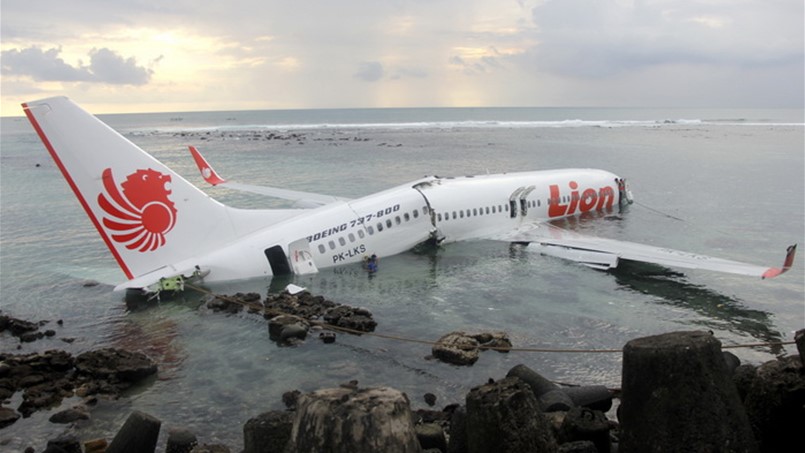 حاول انقاذ حياتك اذا سقطت الطائرة