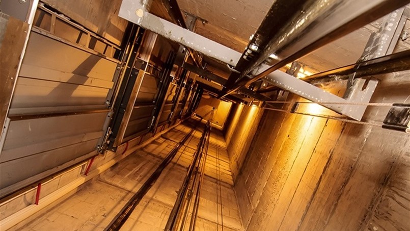 كيف تتصرف اذا انقطع بك حبل المصعد ؟