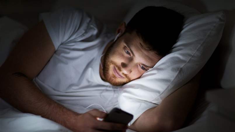 هل تنظر لهاتفك قبل النوم؟ إذاً اقرأ هذا الخبر