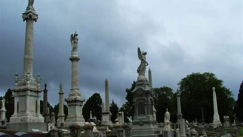  بين الرسوم والحرق.. صناعة تُعنى بشؤون الموت على حافة الانهيار