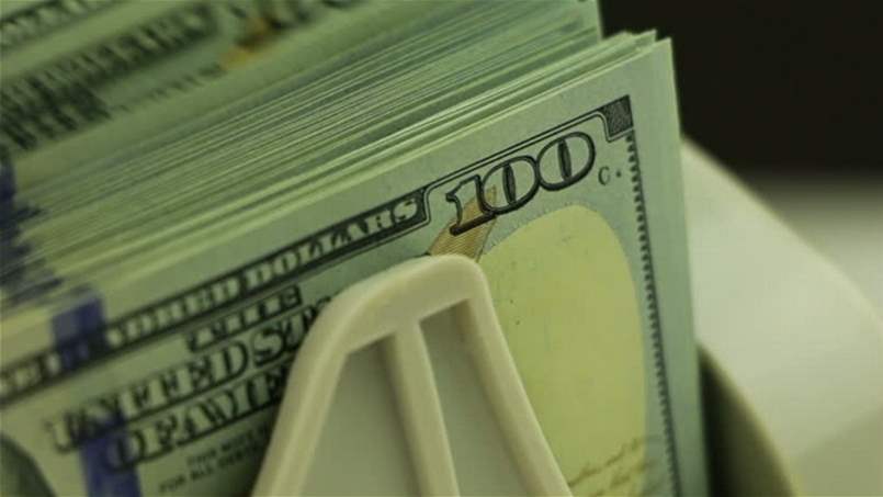  ضغط سياسي يهزّ الدولار