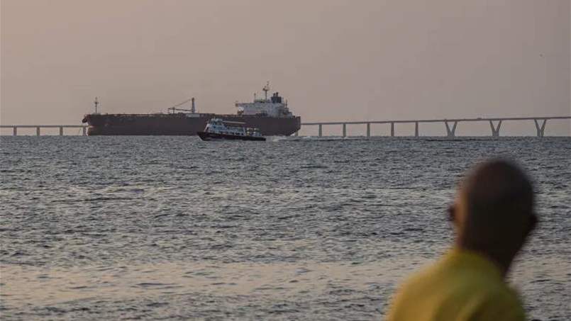 صادرات فنزويلا تعيد النفط إلى مسار الهبوط