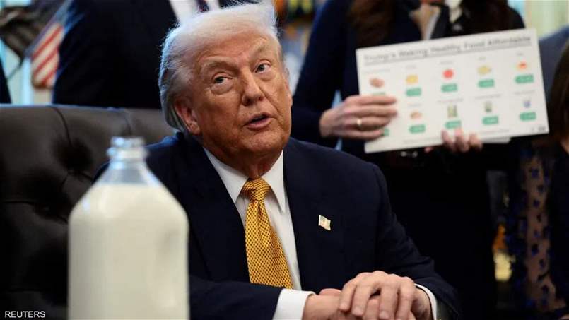 زجاجة حليب كامل الدسم على مكتب ترامب.. فما السر خلفها؟