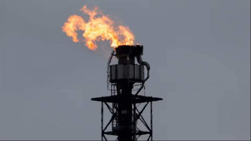 النفط يفقد زخمه مع عودة الإمدادات إلى الواجهة