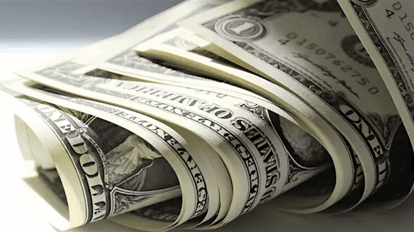 الدولار يتألق وسط عاصفة الأسواق