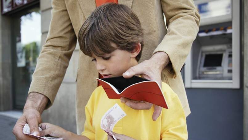  5 أخطاء مالية يدمر بها الآباء حياة أبنائهم