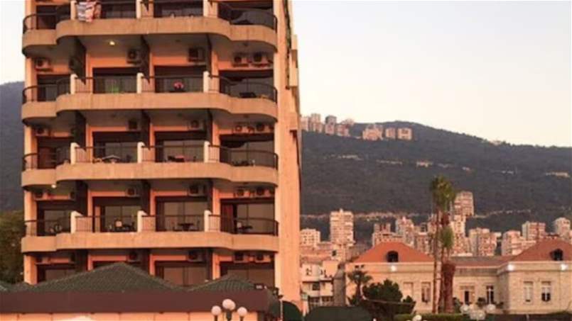 ذعر وإخلاء.. ما الذي يحصل في محيط فندق Holiday Suites  