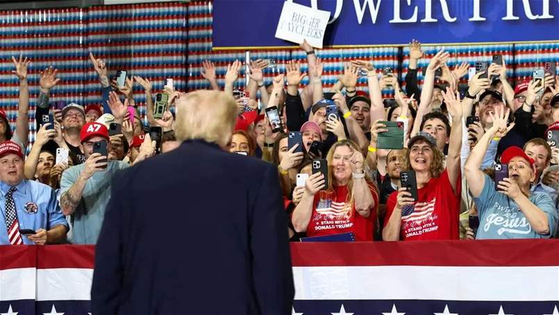 فيديو لترامب ينادي طبيباً.. بعد إغماء سيدة بين الحشود