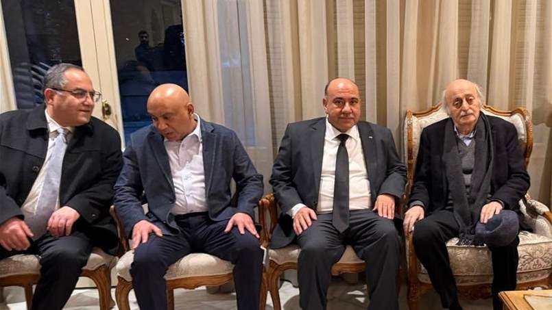 علي عبد الله يقدم واجب العزاء بوفاة والدة سفير الأردن في بيروت