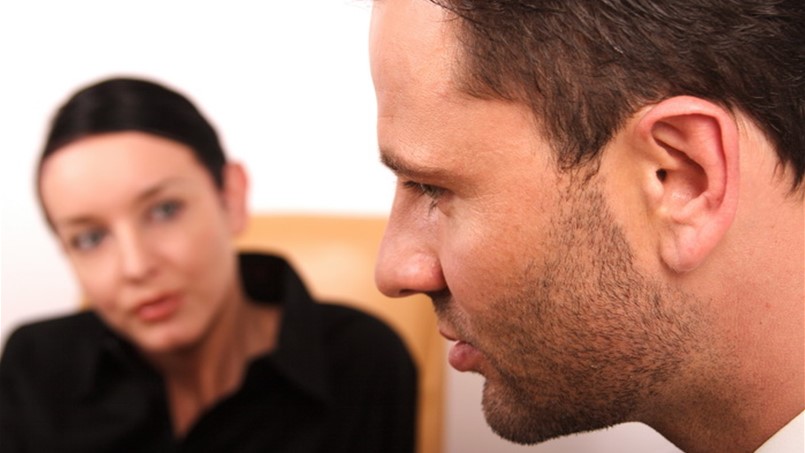 اكتشف من يكذب عليك من خلال بعض حركاته