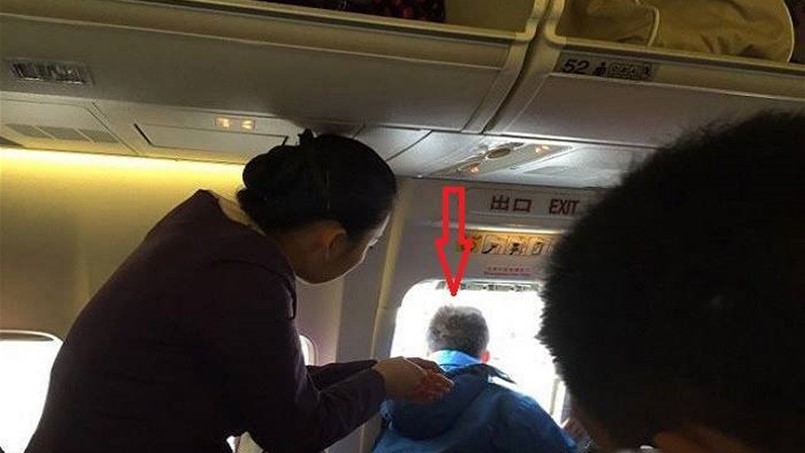 ماذا فعل رجل يركب طائرة لاول مرة في حياته ؟