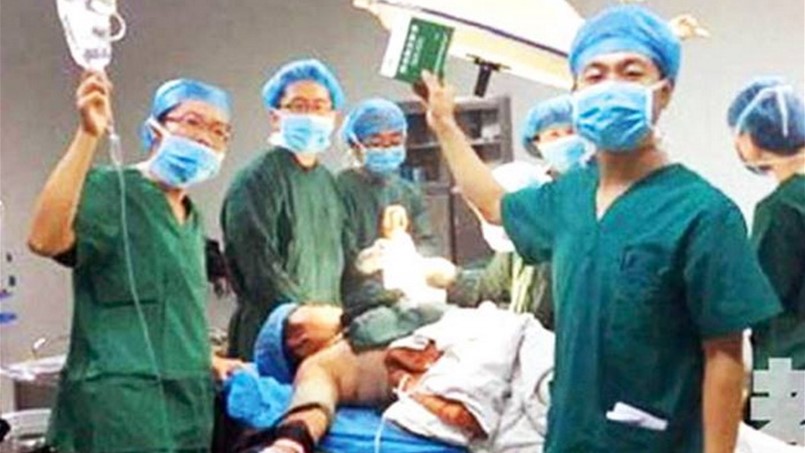 معاقبة جراحين يلتقطون صور في غرفة العمليات