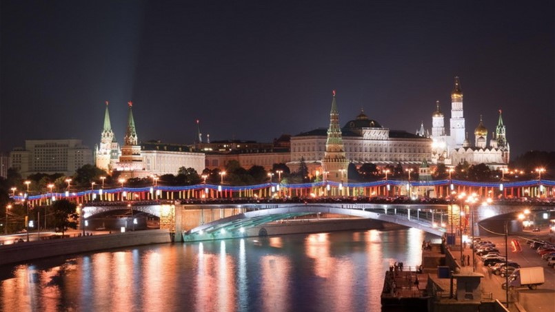 فيتش تخفض التصنيف الائتماني لروسيا