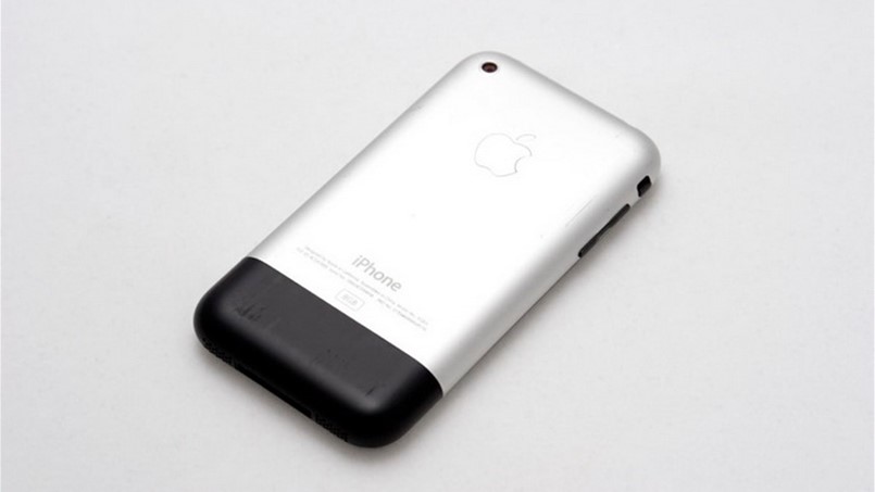 انظروا كم كان قبيحا اول تصميم في التاريخ لآيفون