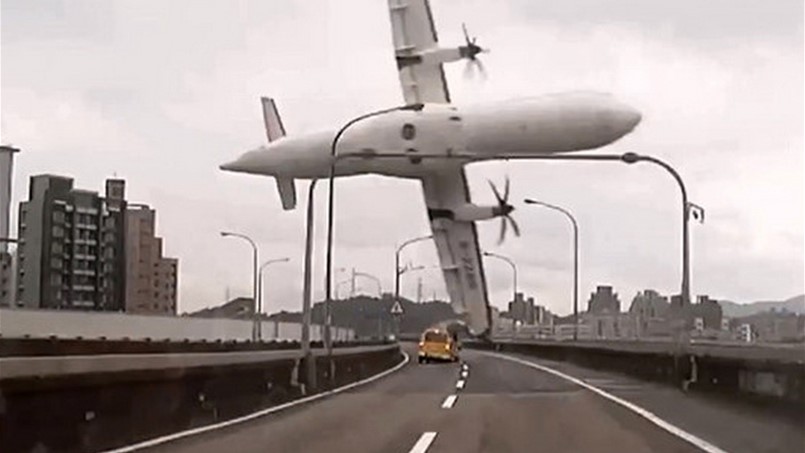 الطيّار هو من تسبب بسقوط الطائرة بهذه الطريقة
