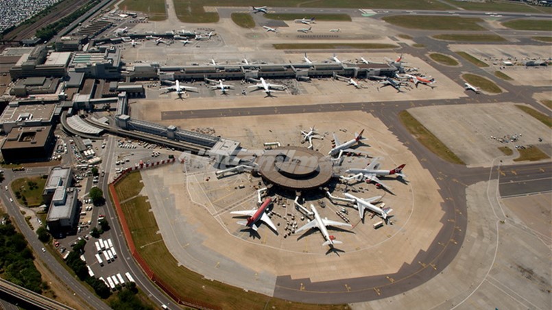 مطار في بريطانيا يعوم على النفط