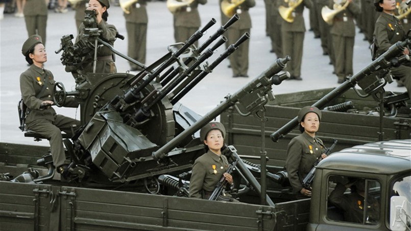 رئيس دولة يُعدم وزراءه بالمدفعية