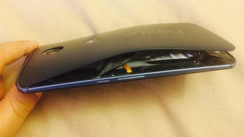 انفجار بطارية هاتف نيكسس 6