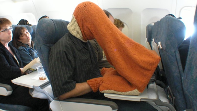 بعض الناس لا يعترفون بإزعاجهم الركاب في الطائرة