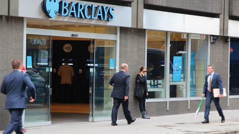 اقالة مدير بنك ورابته الشهري مستمر لسنة 1.5 مليون دولار