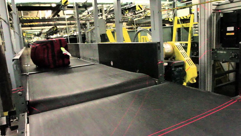 هكذا يفتحون حقائبكم في المطار دون أن تشعروا