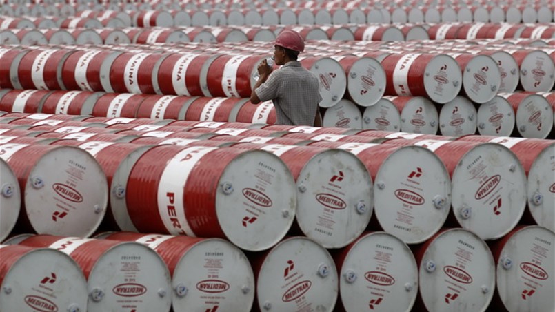 أسعار النفط تتماسك وتخمة المعروض مستمرة