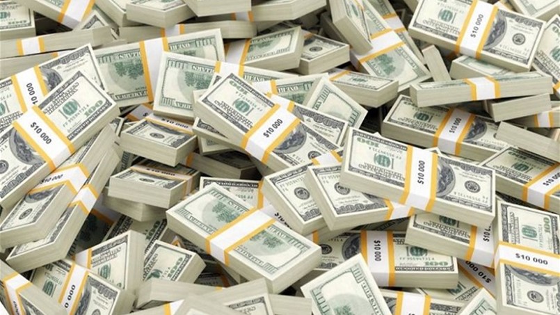العثور على 600 الف دولار بفناء منزل