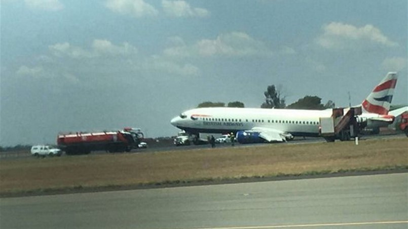 هبوط طائرة على جناحها لتعطُّل العجلة اليسري