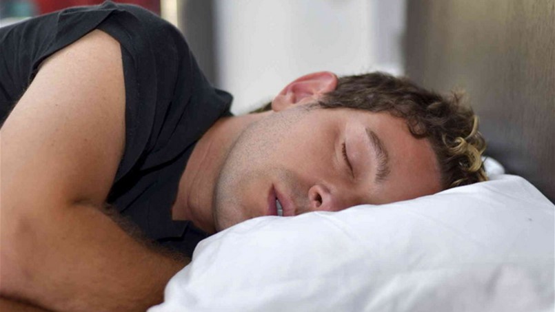 لهذا السبب يشعر البعض بأنهم يسقطون فجأة أثناء النوم