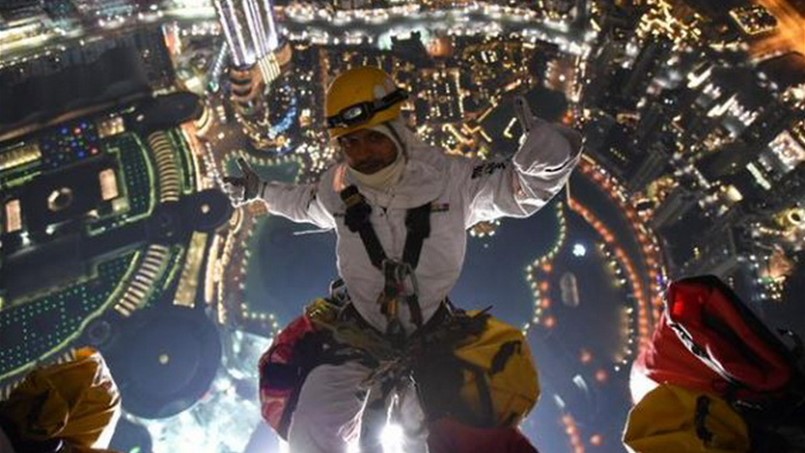 إكتشف كيف يتم تحضير الألعاب النارية لأطول برج في العالم