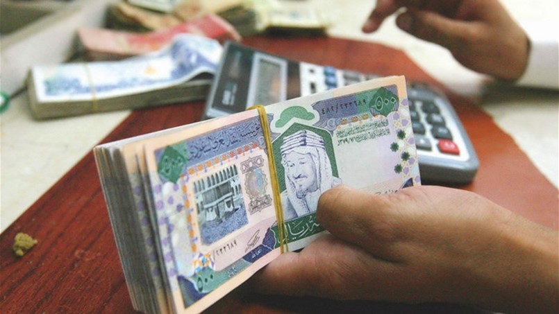 الريال السعودي يتراجع قليلا امام الدولار